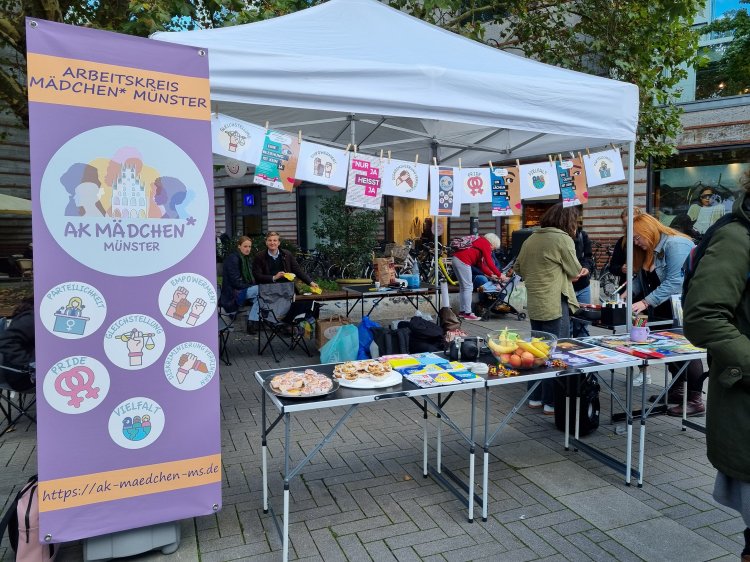Infostand am Internationalen Mädchentag 2024. Foto: &copy; Frauen und neue Medien e.V. | Ines Holthaus