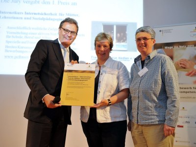 Ines Holthaus und Nathalie Türich erhalten die Urkunde für den 1. Platz von Staatssekretär H.-J. Otto des Bundeswirtschaftsministeriums Foto © BMWi