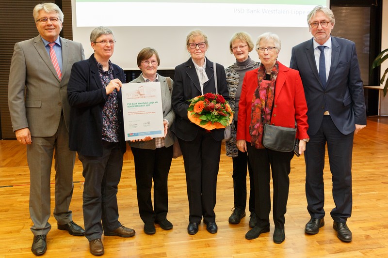 Nathalie Türich (2. v. l.) mit 4 Teilnehmerinnen der 1. Smartphonegruppe freut sich über den Presi, der ihr von 3 Vertretern der PSD Bank übrreicht wird.